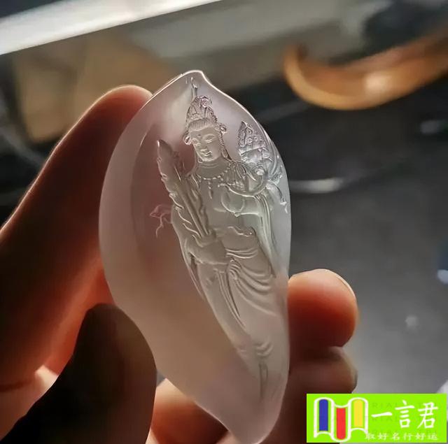 牛属相本命佛图片（一尊可传世翡翠虚空藏菩萨的定制分享，作品晶莹剔透，完美之极）